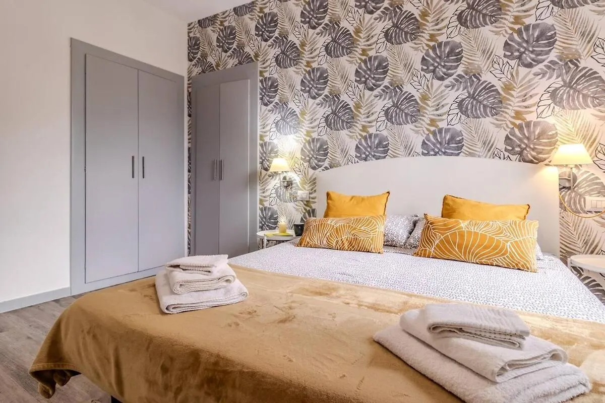 Blue Como Luxury Apt #2 0*,